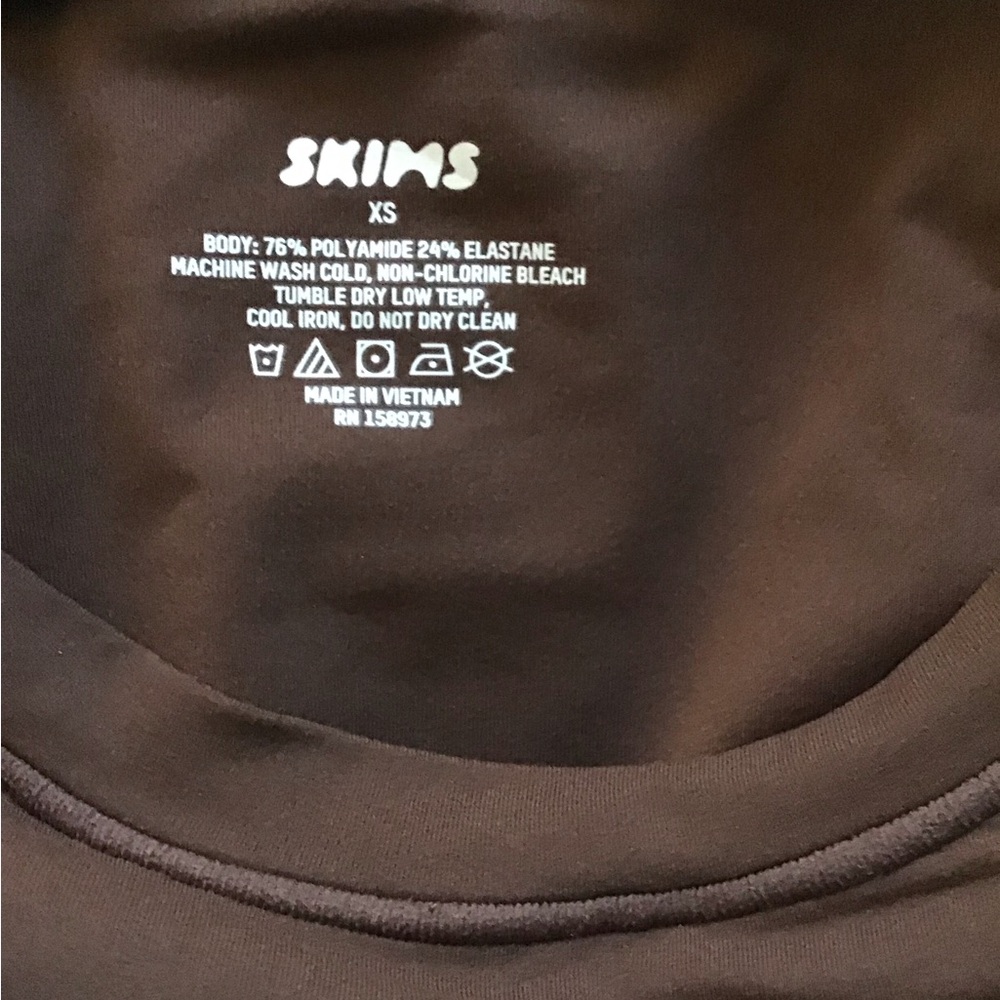 ‼️SOLD OUT‼️ SKIMS Fits Everybody Long Sleeve Crew Neck Bodysuit | Brown - Picture 11 of 11